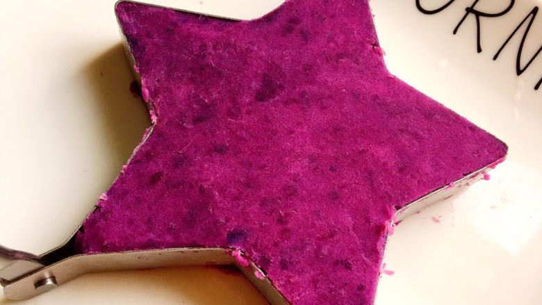 紫薯山药甜星,用星形模具，加入紫薯泥，压紧实脱模。