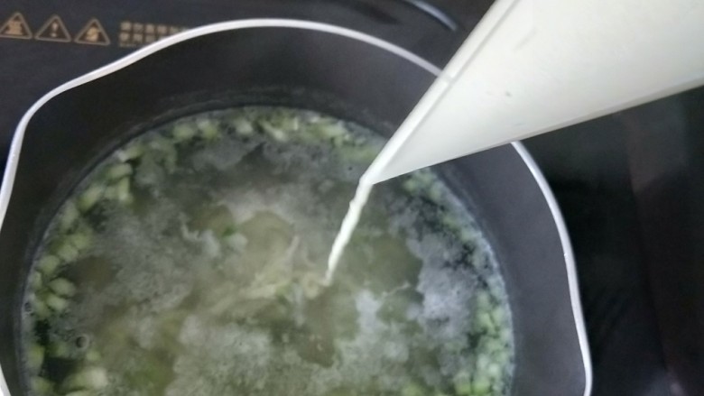爽滑丝瓜面,把裱花袋剪个小口，距离奶锅20公分左右的高度，转圈圈挤入面糊。