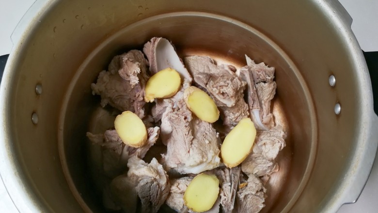 淡菜扇骨冬瓜汤,骨头和姜片放入高压锅里面