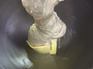 荔枝吐司面包,启动厨师机揉面20分钟后加黄油。