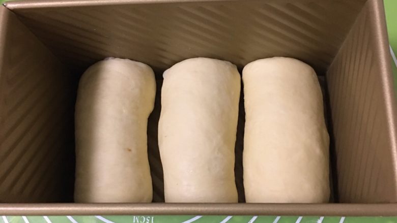 荔枝吐司面包,放入吐司盒，送入烤箱两次发酵60分钟。
