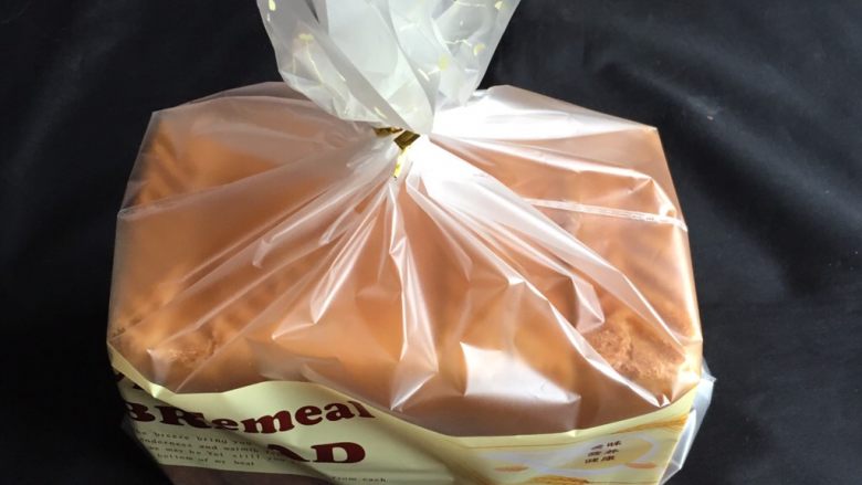 荔枝吐司面包,切片盒装入吐司袋中保存。