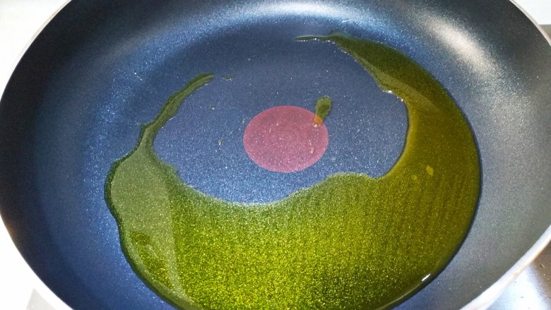 青椒胡萝卜炒玉米,锅里倒入适量的食用油