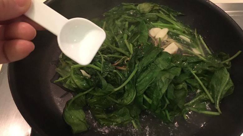 沙茶牛肉炒空心菜,少许盐调味