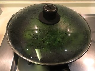 沙茶牛肉炒空心菜,盖起来闷一下！我的锅盖是玻璃的，只要蒸汽满布锅盖就差不多了
