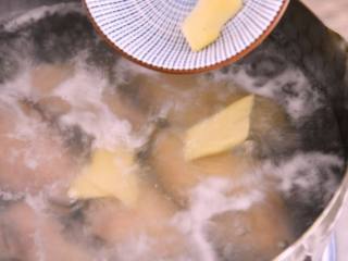 客家特产盐焗鸡翅的制作方法,沸水下鸡翅，放入姜片