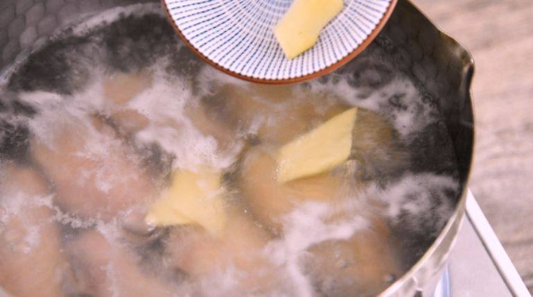 客家特产盐焗鸡翅的制作方法,沸水下鸡翅，放入姜片