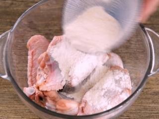 客家特产盐焗鸡翅的制作方法,先加入一半盐焗鸡粉，抓匀腌制20分钟