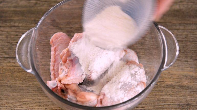 客家特产盐焗鸡翅的制作方法,先加入一半盐焗鸡粉，抓匀腌制20分钟