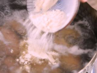 客家特产盐焗鸡翅的制作方法,水开转中火煮7分钟
