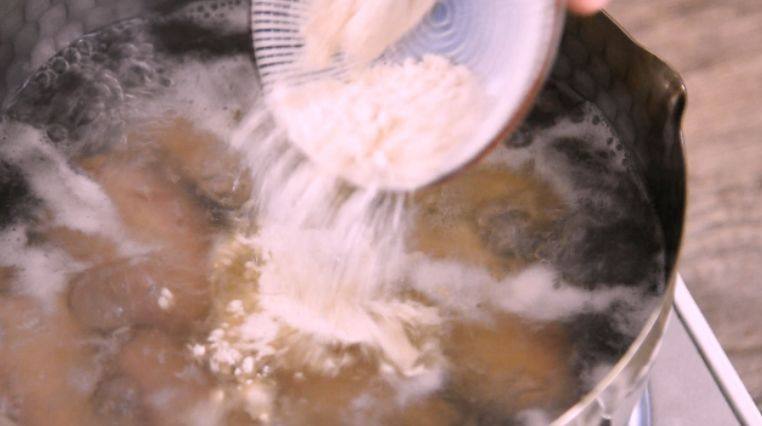 客家特产盐焗鸡翅的制作方法,水开转中火煮7分钟