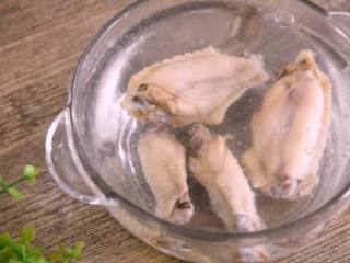 客家特产盐焗鸡翅的制作方法,捞出过凉水，控干摆盘即可