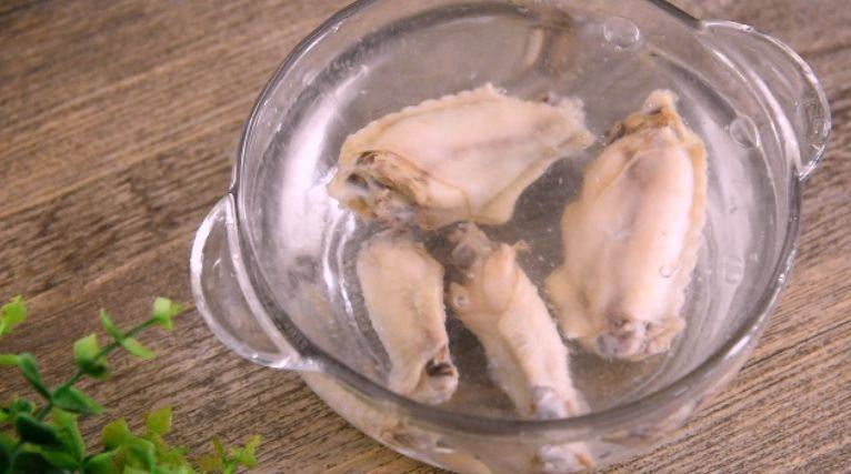 客家特产盐焗鸡翅的制作方法,捞出过凉水，控干摆盘即可
