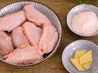 客家特产盐焗鸡翅的制作方法,·食材·



鸡翅     300g、姜片    6g、盐焗鸡粉    20g