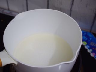 焦糖布丁,奶锅中加入白糖和清水