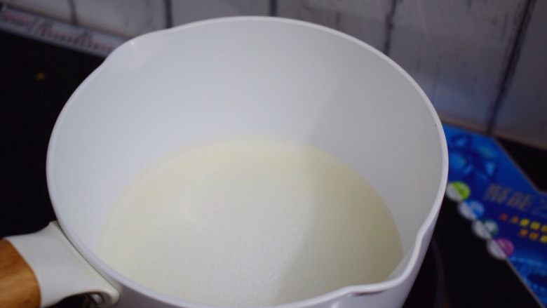 焦糖布丁,奶锅中加入白糖和清水