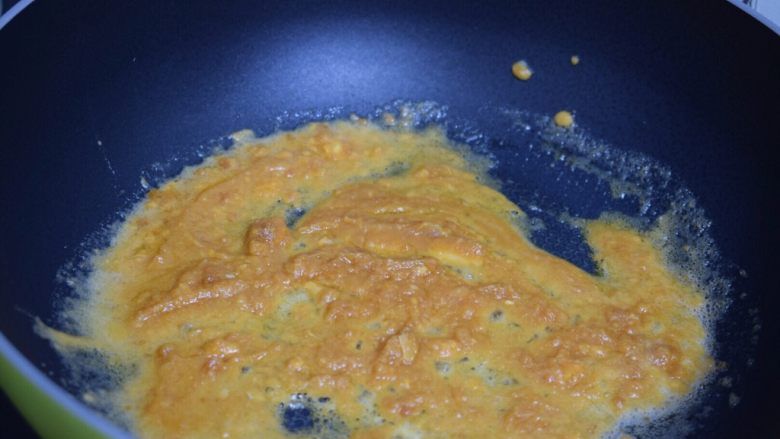 咸蛋黄焗苦瓜,翻炒至蛋黄显泡沫状