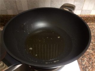 香菇丸子烧冬瓜,捞出肉丸，锅里留少量油。