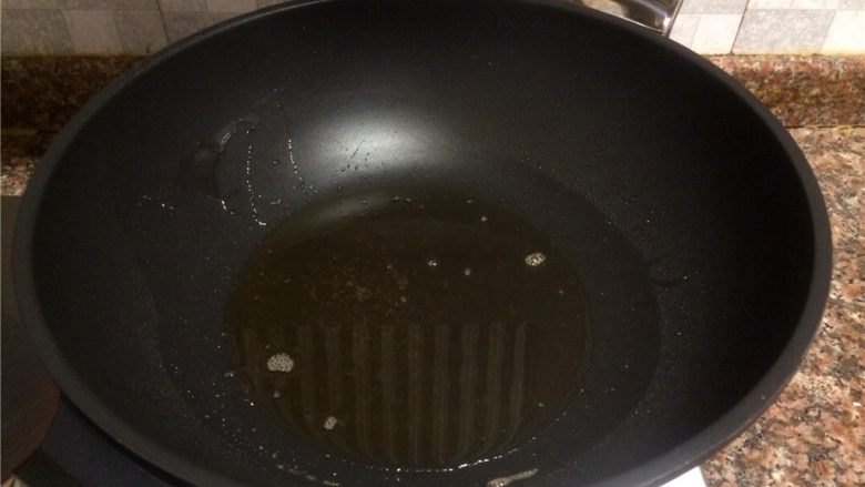 香菇丸子烧冬瓜,捞出肉丸，锅里留少量油。
