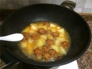 香菇丸子烧冬瓜,放入适量盐翻炒均匀，并煮至汤汁浓稠。
