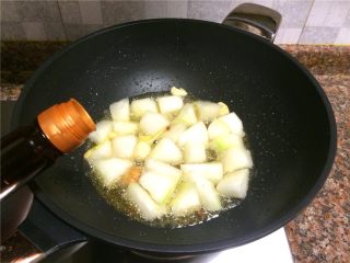 香菇丸子烧冬瓜,倒入适量生抽翻炒20秒。