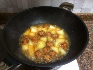 香菇丸子烧冬瓜,倒入半碗清水大火煮开。
