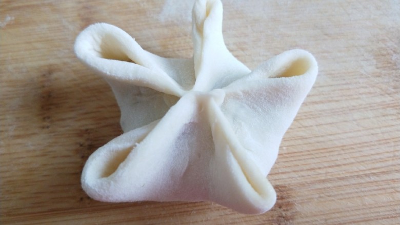新文美食  菊花生煎饺,捏出一个五角形。