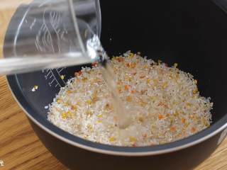 电饭锅拌饭24m+,大米和胚芽米倒入锅中，加平时煮米饭一样多的水~