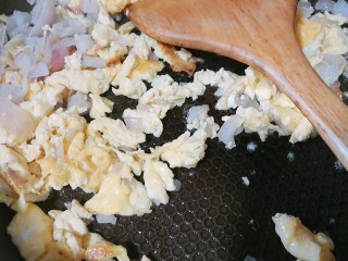 秋季滋阴润燥，杂蔬猪油糯米饭,鸡蛋液凝固后打散翻炒