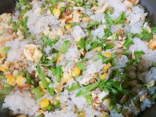 秋季滋阴润燥，杂蔬猪油糯米饭,加入糯米饭翻炒