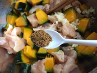 美味低脂: 贝贝南瓜蒸鸡胸肉,孜然粉1/2小勺，约3毫升。