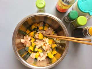 美味低脂: 贝贝南瓜蒸鸡胸肉,准备好调料腌制。

注意：1小勺=1茶匙=5毫升。