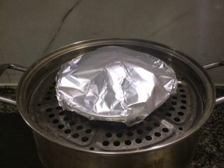 美味低脂: 贝贝南瓜蒸鸡胸肉,锅里放适量水烧开，放入盘子，盖上锡纸，蒸20分钟。

注意：锡纸切忌盖严实，稍微遮挡一下滴落的水蒸气即可。