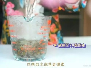 满杯橙汁,取7g乌龙茶，倒入90度的开水，泡约10分钟即可。