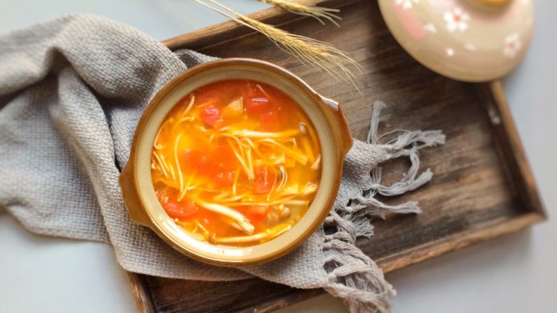 鲜美开胃: 风味西红柿杂菇汤,成品图。