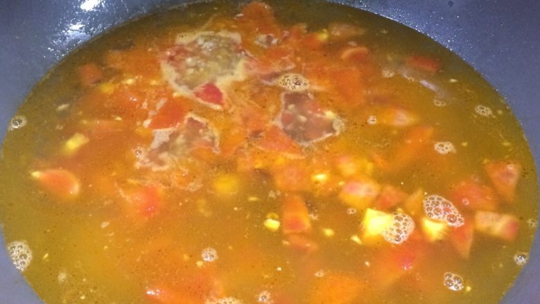 鲜美开胃: 风味西红柿杂菇汤,倒入适量清水，大火烧开。