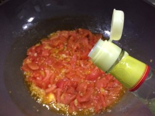 鲜美开胃: 风味西红柿杂菇汤,适量米醋。