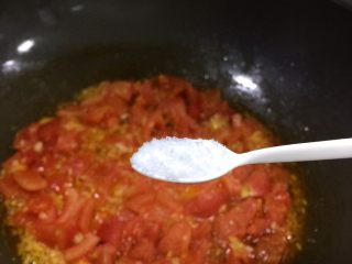 鲜美开胃: 风味西红柿杂菇汤,盐适量，白糖少许。

将调料与西红柿丁翻炒均匀。
