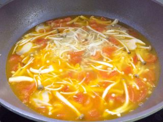鲜美开胃: 风味西红柿杂菇汤,煮2分钟即可关火。

可以试一下汤的味道，再调整一下调料的用量，要能品尝出米醋的酸和白胡椒的辛香。