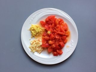鲜美开胃: 风味西红柿杂菇汤,姜和蒜剁成蓉，西红柿去皮切成丁。