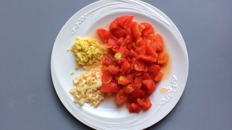 鲜美开胃: 风味西红柿杂菇汤,<a style='color:red;display:inline-block;' href='/shicai/ 37'>姜</a>和蒜剁成蓉，西红柿去皮切成丁。