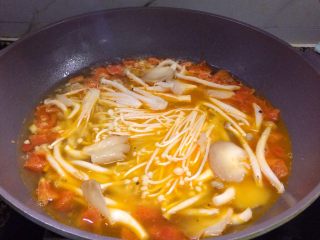 鲜美开胃: 风味西红柿杂菇汤,放入所有的菇。