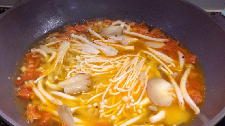 鲜美开胃: 风味西红柿杂菇汤,放入所有的菇。