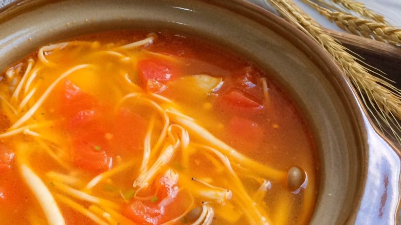 鲜美开胃: 风味西红柿杂菇汤,喝一口美容瘦身汤，酸鲜中带着胡椒粉的辛香，特别开胃。