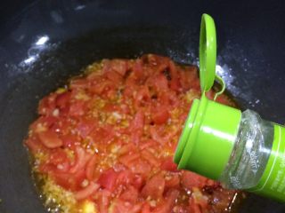 鲜美开胃: 风味西红柿杂菇汤,白胡椒粉少许。

用量是喝汤时能品出一点胡椒味即可。