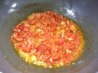 鲜美开胃: 风味西红柿杂菇汤,放入西红柿丁，翻炒一会，焖出西红柿汁。