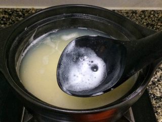 绿豆沙马蹄爽,水煮开后会有泡沫，用汤勺撇走。