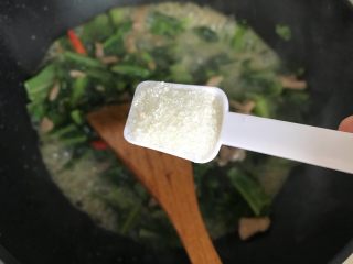 椒丝腐乳油麦菜炒肉丝,加入一小勺细砂糖，翻炒均匀，即可