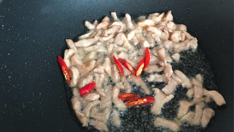椒丝腐乳油麦菜炒肉丝,翻炒至猪肉变色之后加入小米椒，翻炒均匀