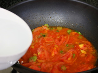 鸡蛋虾仁疙瘩面,倒入2大碗清水，遮上锅盖，大火煮至汤汁浓郁